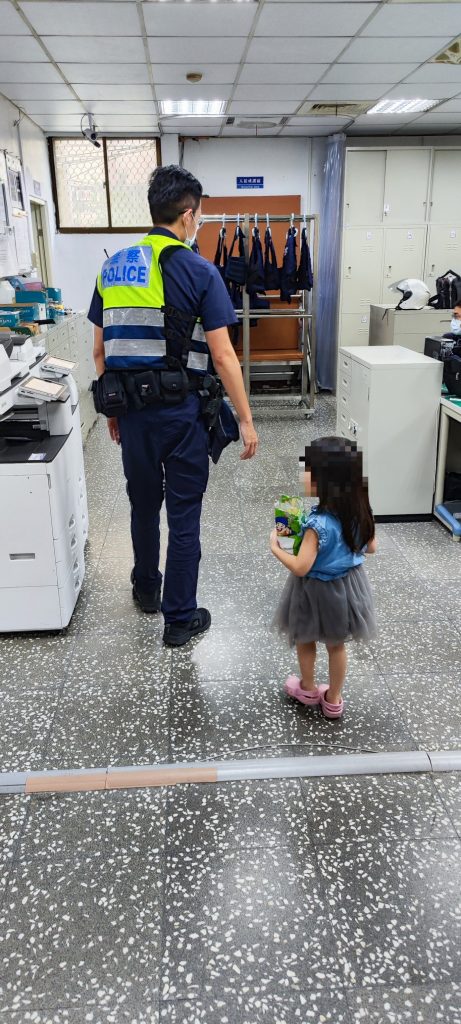 員警將走失女童帶返派出所貼心照顧。（記者 張艷君翻攝）