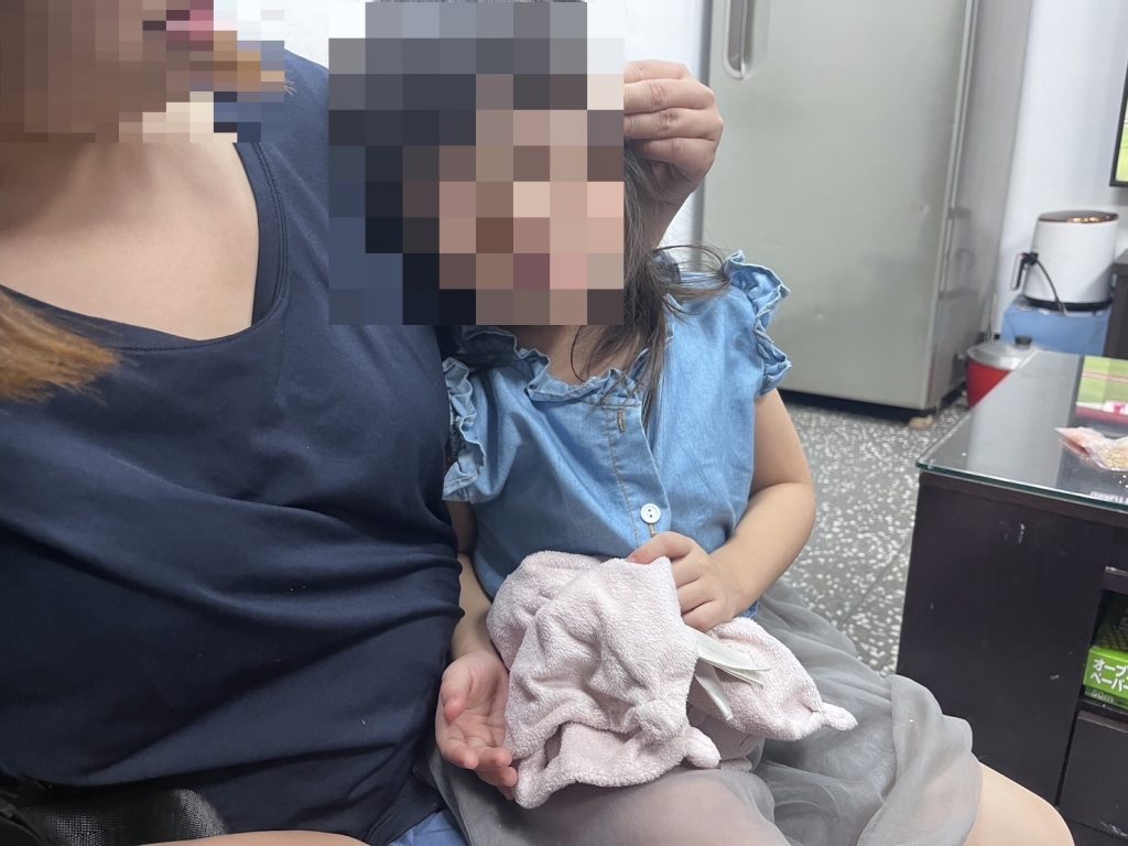 在員警的協助下，最終讓母女倆平安團聚，兩人也不斷向員警道謝。（記者 張艷君翻攝）