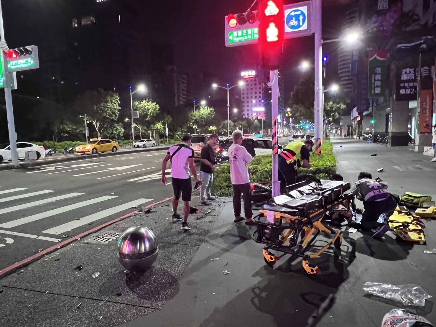 機車未依號誌左轉肇事 左營警急送醫救治