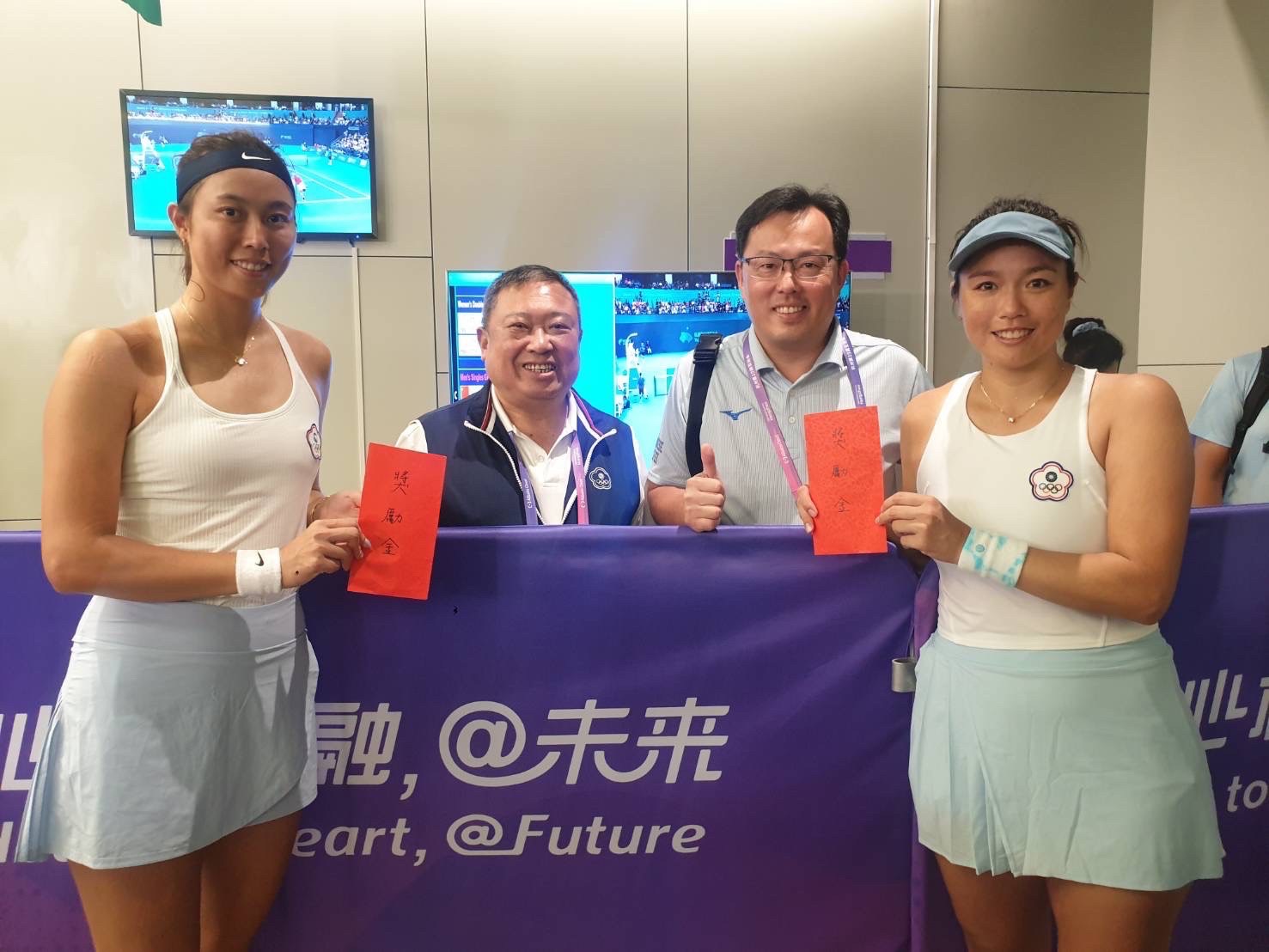 網球女雙金包銀 詹詠然及詹皓晴完成金銀銅牌大滿貫 蔡英文總統馳電致賀