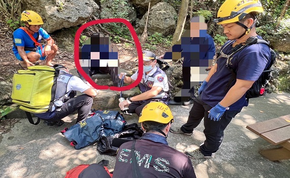 快訊/高雄65歲男柴壽山健走腳摔傷 警消、民搜隊到場接力救援