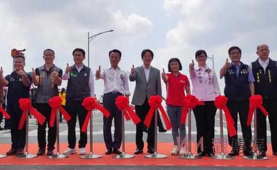 新港溪北六興橋改建完成通車 賴清德親自蒞臨剪綵啟用