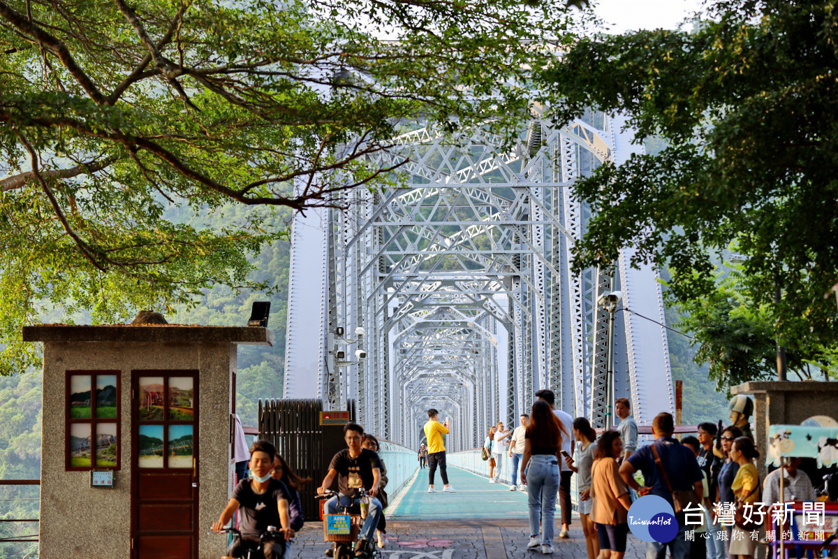 后豐鐵馬道招牌花梁鋼橋