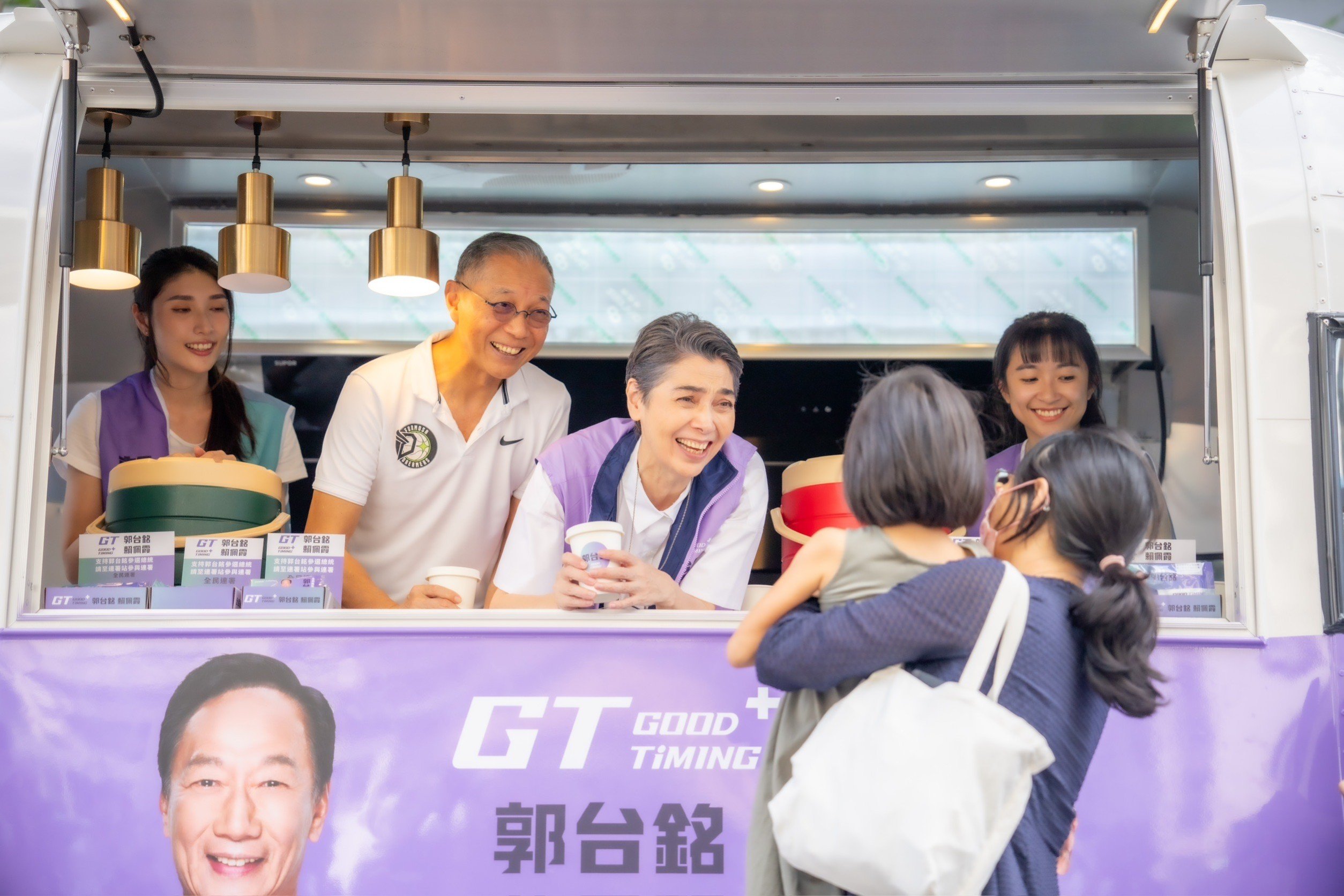 賴佩霞今日偕夫謝志鴻快閃三創連署站。郭辦提供