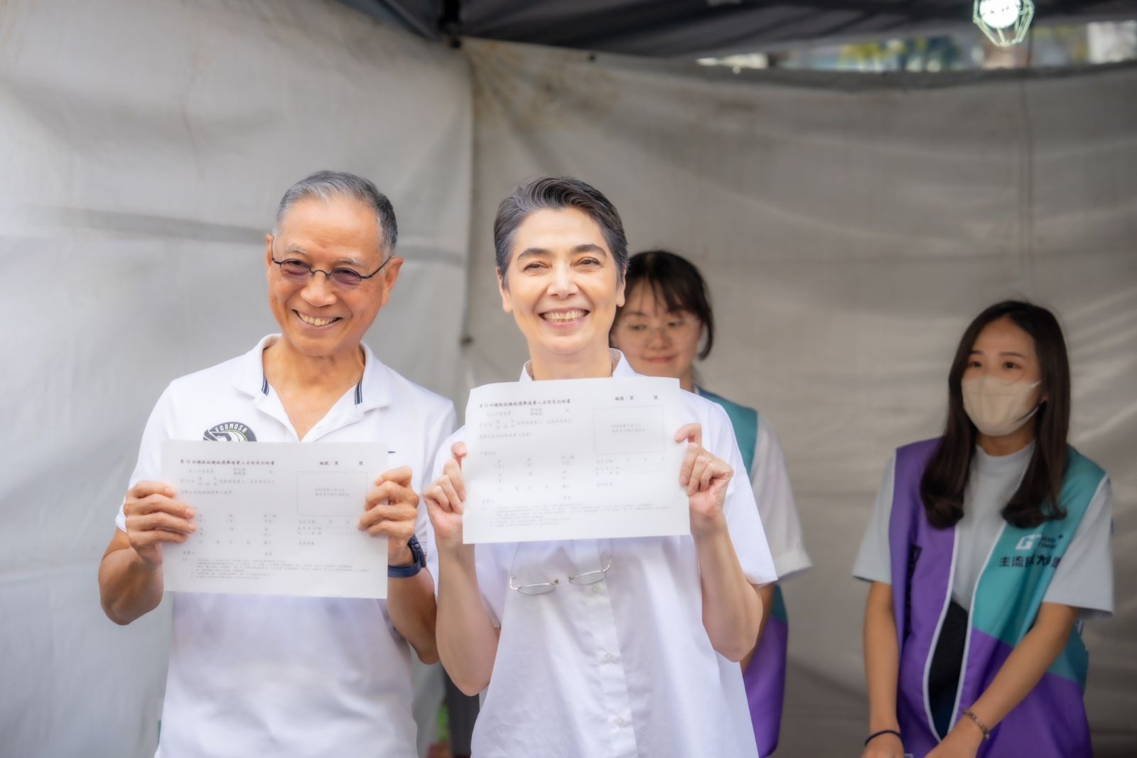 賴佩霞今日偕夫謝志鴻快閃三創連署站。郭辦提供