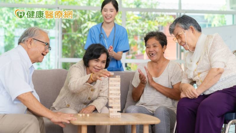 提升失智早期診斷、建立友善失智社區 亞東醫院舉辦失智症檢測衛教宣導活動