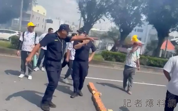 神明遶境鞭炮擺滿道路 警強勢執法獲網友大讚 74 4 | 社會 社會 記者爆料網