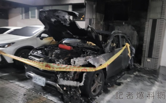 屏東68歲阿姨有夠狂! 懷疑老公外遇放火燒毀"400萬"賓士車 66 屏東,外遇,火燒車,賓士