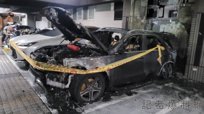 屏東68歲阿姨有夠狂! 懷疑老公外遇放火燒毀"400萬"賓士車 67 屏東,外遇,火燒車,賓士