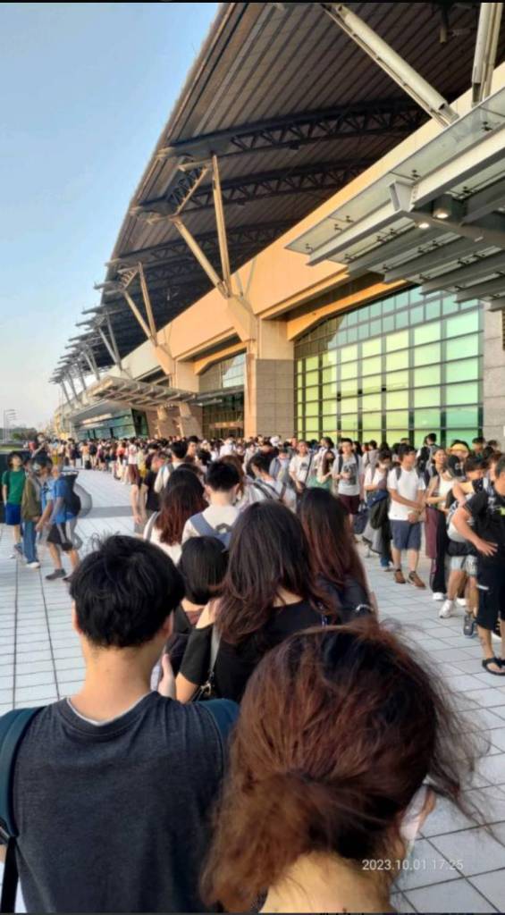 中秋收假日塞爆!台中高鐵站驚見排隊人龍 "自由座"排2小時還上不了車 63 61271 0 | 生活 生活 記者爆料網