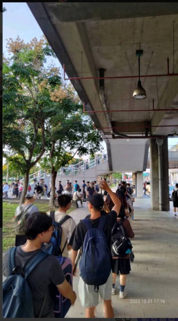中秋收假日塞爆!台中高鐵站驚見排隊人龍 "自由座"排2小時還上不了車 64 61273 0 | 生活 生活 記者爆料網