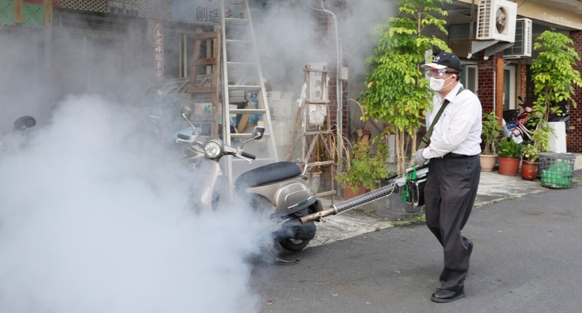 台南防疫登革熱市長揹噴霧器滅蚊