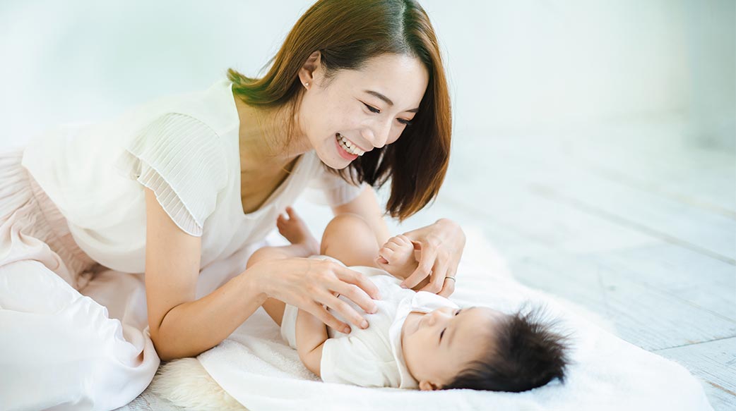 寶寶 日本 親 擁抱 幸福 升起 感情 母親 育兒 在室內 媽媽 可愛 無辜 教育 光明 二 生活方式 有趣 懷孕 快樂 發展 家庭 天生的 微笑 嬰兒 分娩 20歲 正 男孩 母親 女 女人 分娩 安慰 美麗 歡樂 房間 關懷 打 孩子 亞洲人 愛 新生 童年