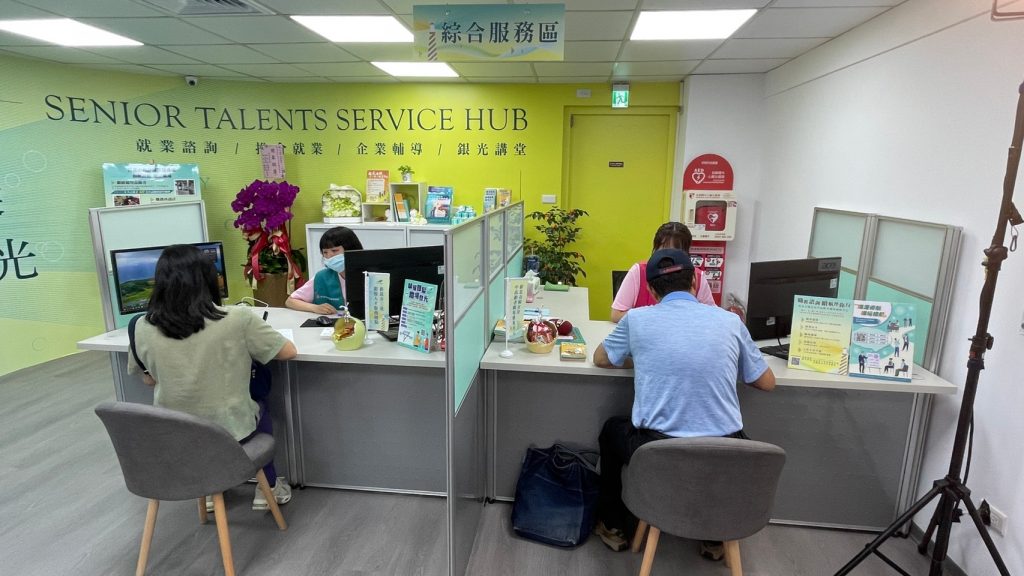 三重續航中心和銀髮據點成立,協助溪北婦女及中高齡民眾在職場發光。(圖/三重續航中心提供)