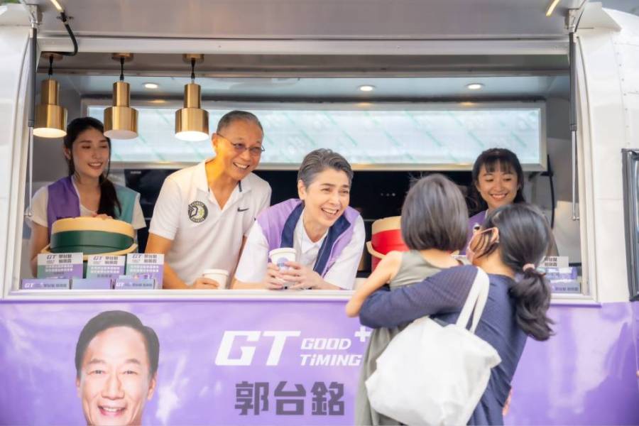 賴佩霞偕夫快閃三創連署行動車 為支持者作畫展現親和力 284 賴佩霞偕夫快閃三創連署行動車 為支持者作畫展現親和力 283