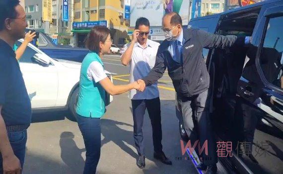 影/立法院長游錫堃贈球棒挺黃秀芳 拚民進黨彰縣4女將全壘打