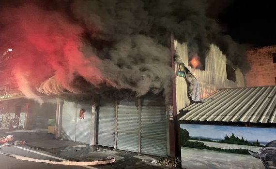 爐火忘了關!中秋烤肉鐵皮屋民宅起火 屋主到鄰居家烤肉逃過一劫
