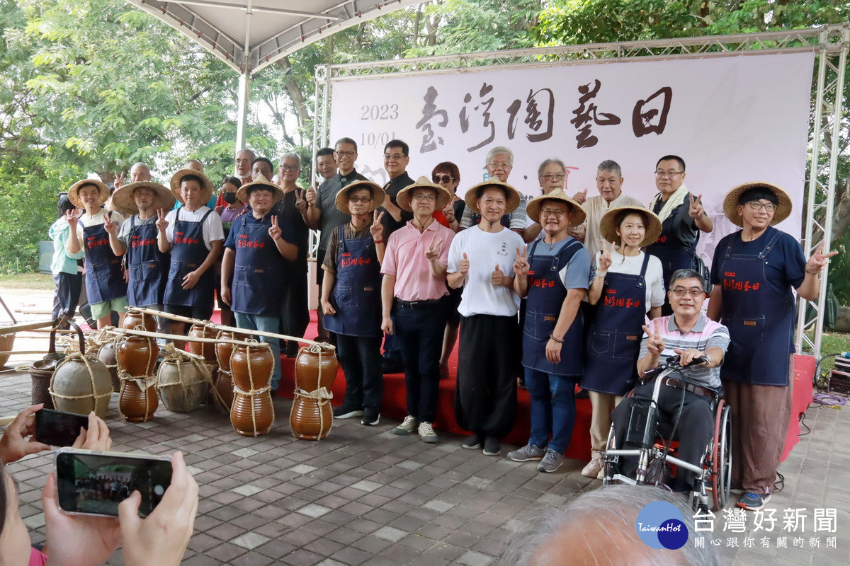 臺灣陶藝日邀集10餘位師徒或父子陶藝家傳承、挑硘巡禮。（記者扶小萍攝）