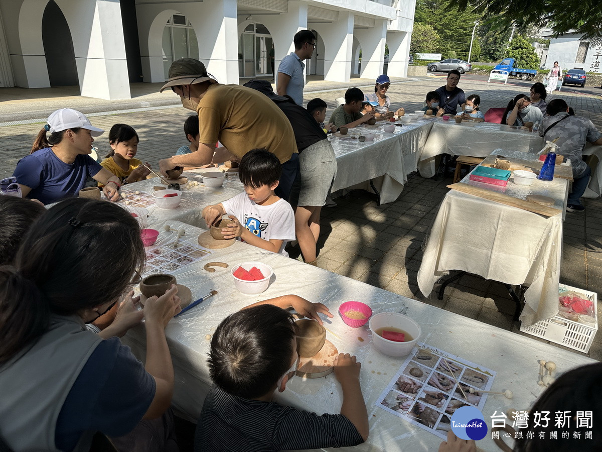 不少民眾都來參加玩陶體驗等。(記者扶小萍攝)