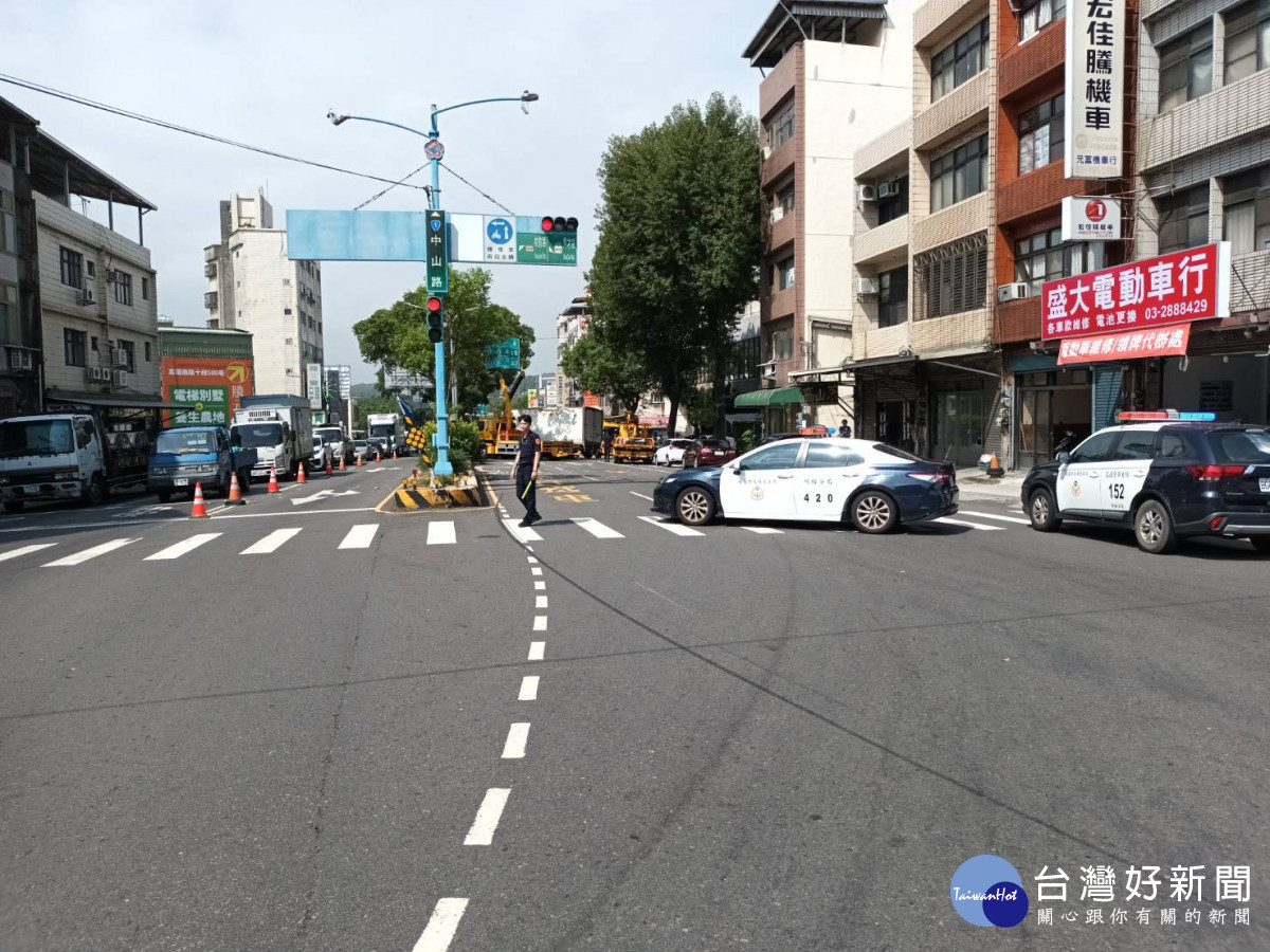 警方封鎖道路,並調撥對向車道以疏導南下方向的車流