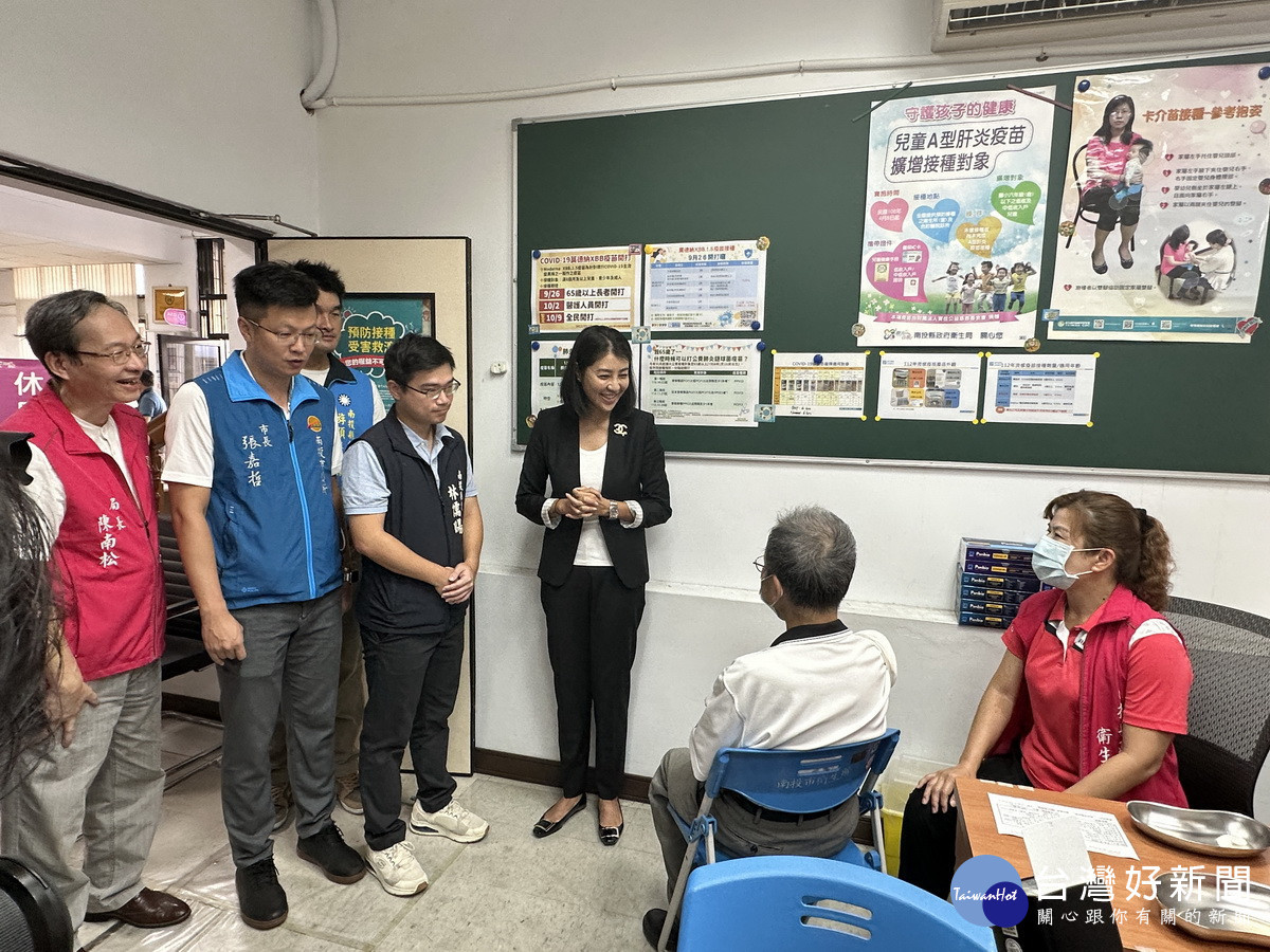 許縣長等人關心民眾接種情形。(記者扶小萍攝)