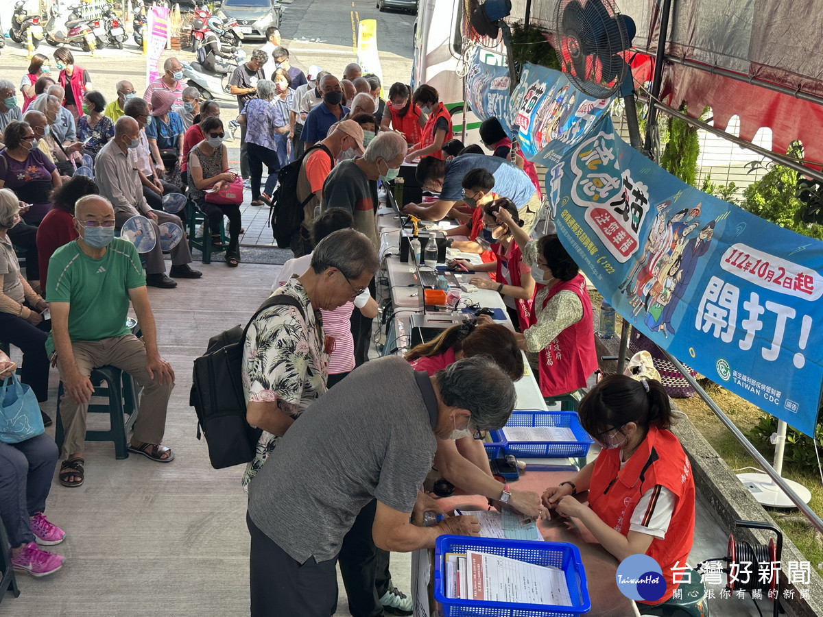 民眾一早就在衛生局排隊登記。(記者扶小萍攝)
