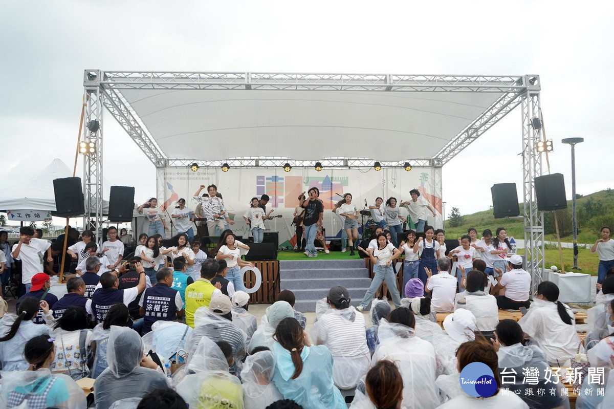 客家金曲歌王羅文裕,集結熱音社、熱舞社、嘻哈研究社為「桃園恁青」活動開場。