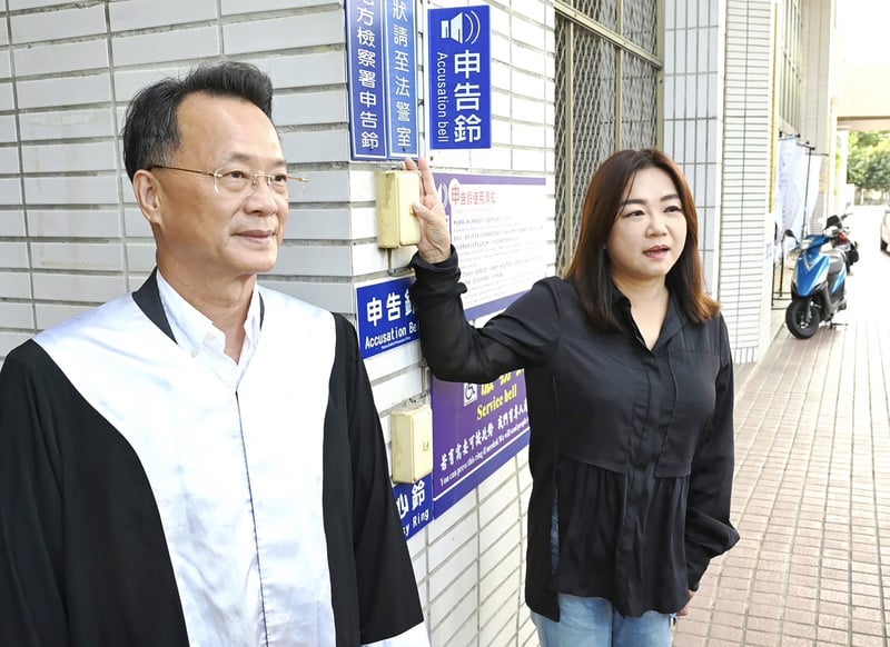 馬文君(右)捲入國造潛艦風波事件,30日親自與律師前往南投地檢署按鈴申告郭璽加重誹謗。 馬文君服務處提供