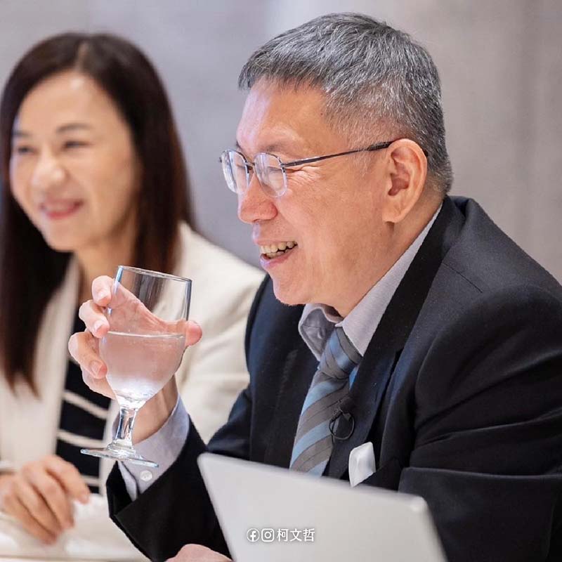 民眾黨總統參選人柯文哲展開「美西產業之旅」,首站參加「舊金山台北姐妹會市委員會暨矽谷科技業歡迎餐會」,只見前雅虎大中華董事總經理鄒開蓮坐一旁,難道是副手?柯P語帶玄機說,時間到了就知道。圖/引自柯文哲臉書