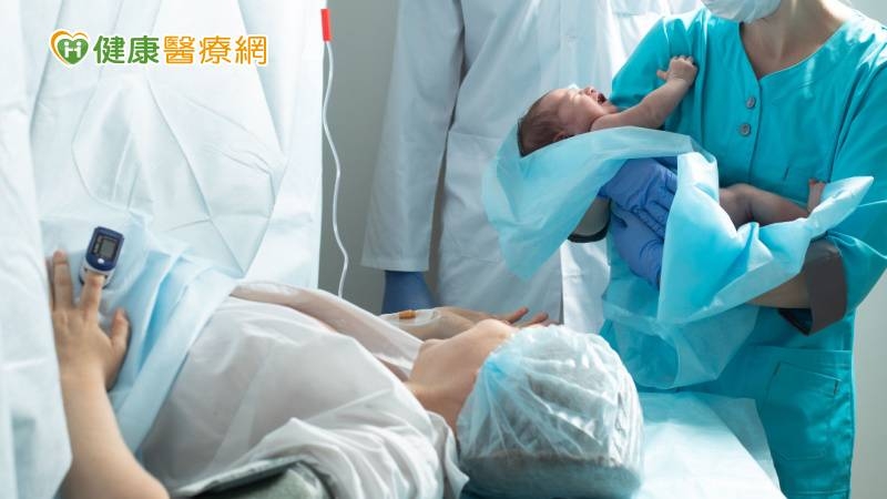驚魂!3寶媽車上急產抱嬰衝醫院 醫列「接生注意事項」