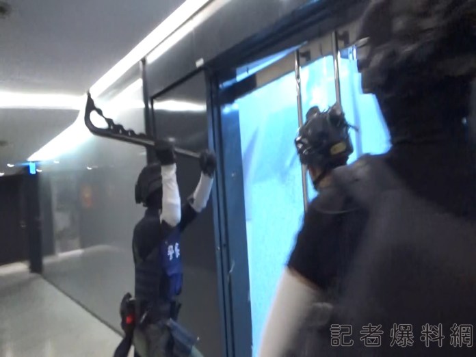 西裝筆挺進出台中七期商辦 竟是「博奕」集團成員警破門攻堅逮21人 59 2 3 | 社會 社會 記者爆料網