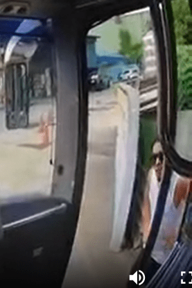 按鈴太慢怪罪公車過站沒停 公車司機碰上奧客氣到狂敲方向盤發洩怒火 57 %E8%9E%A2%E5%B9%95%E6%93%B7%E5%8F%96%E7%95%AB%E9%9D%A2 2023 10 02 094321 | 社會 社會 記者爆料網