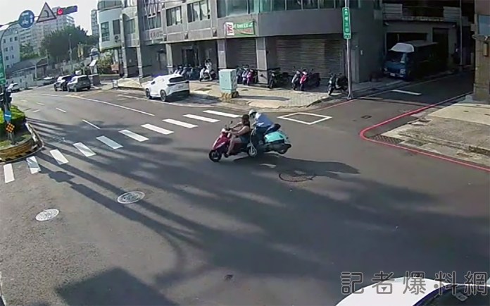 大家都違規! 闖紅燈車撞未待轉車 2騎士掛彩 59 1 2 | 社會 社會 記者爆料網