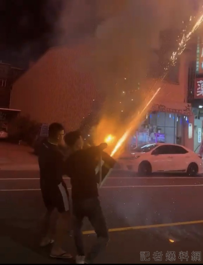 (更新警方說法)慶中秋屁男馬路上放手持式蜂炮 這下慘了 警方將通知到案 58 8299A23E 352C 4FAF A119 E93C051BB3F1 | 社會 社會 記者爆料網