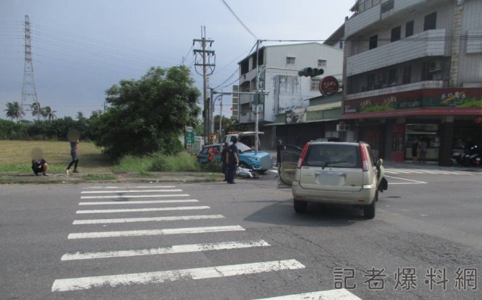 (撞擊片)台南自小客左轉「未禮讓直行車」遭撞! 波及到一旁待轉區騎士 57 249903 0 | 社會 社會 記者爆料網