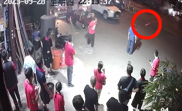 樂極生悲?! 煙火穿越馬路衝人群 最重面臨6萬罰單 57 1 3 | 社會 社會 記者爆料網