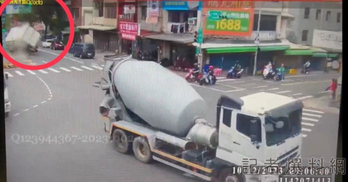 大貨車疑車速過快 詭自撞分隔島翻覆橫躺車道 駕駛.乘客送醫 60 A27390A9 6747 4D25 B983 E22204672600 | 社會 社會 記者爆料網