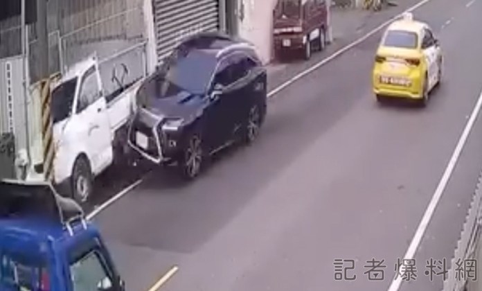 少年嬤不滿女兒遭逼車翻覆 網友打臉「睜眼說瞎話」 60 1 6 | 社會 社會 記者爆料網