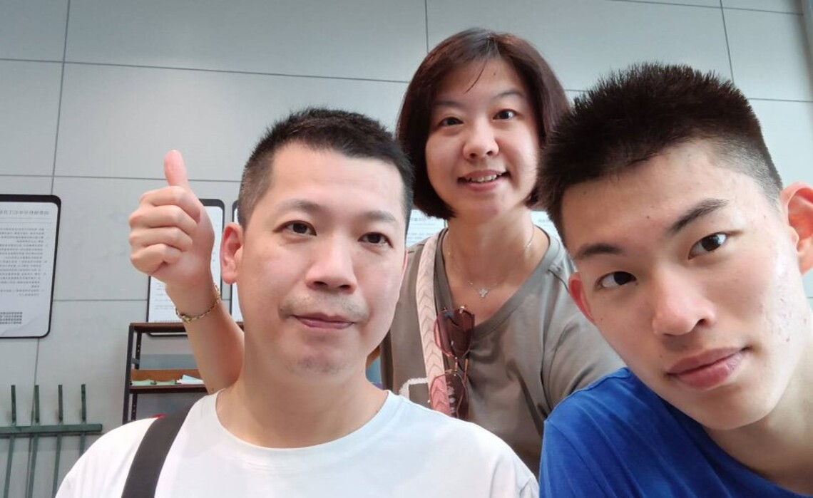 父母愛相隨至杭州 成最佳加油團  義守大學余祥平 獲亞運3X3男籃金牌