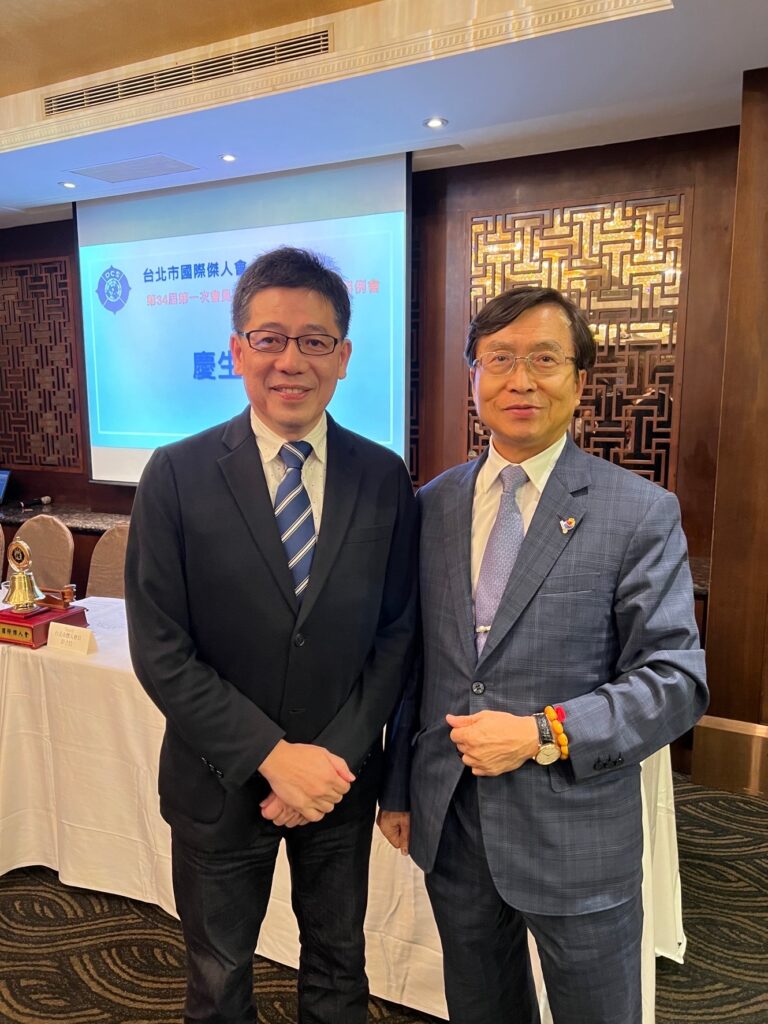 謝立功演講談吸引人才之道 「台北市國際傑人會」會員大會,前移民署長謝立功(左)進行專題演講與國際傑人會前總會長李永然律師(右)合影。 照片:台北市國際傑人會提供