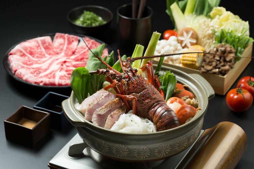 入住再加贈晚餐三燔礁溪「龍蝦海陸鍋物饗宴」,嚴選野生活龍蝦、新鮮現流魚片。圖/礁溪晶泉丰旅