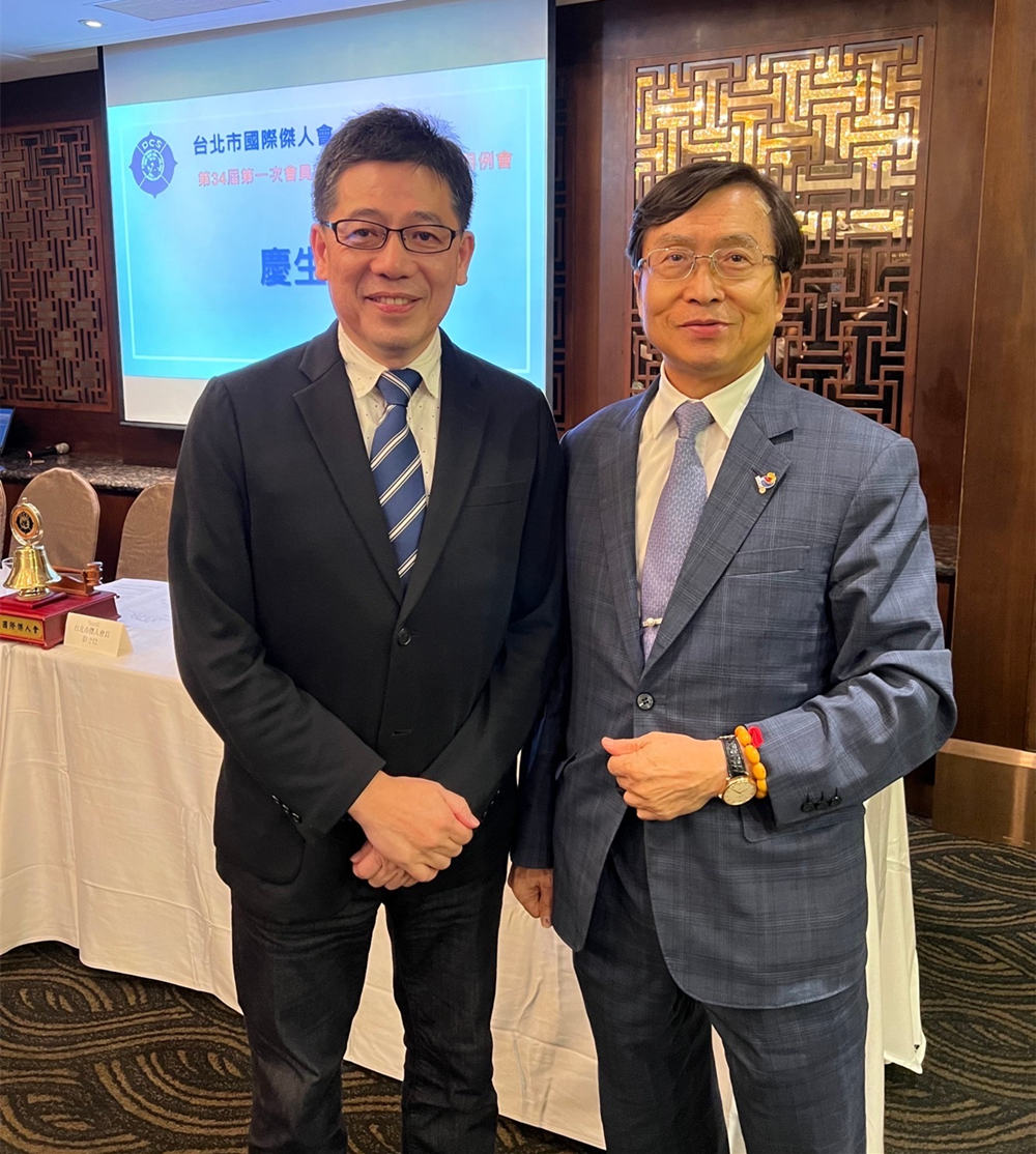 台北市國際傑人會會員大會,前移民署長謝立功(左)進行專題演講與國際傑人會前總會長李永然律師(右)合影。(圖/台北市國際傑人會提供)