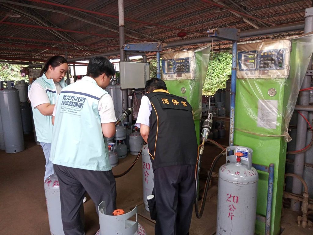 經發局與消保官檢查瓦斯桶。(圖/新北市政府提供)