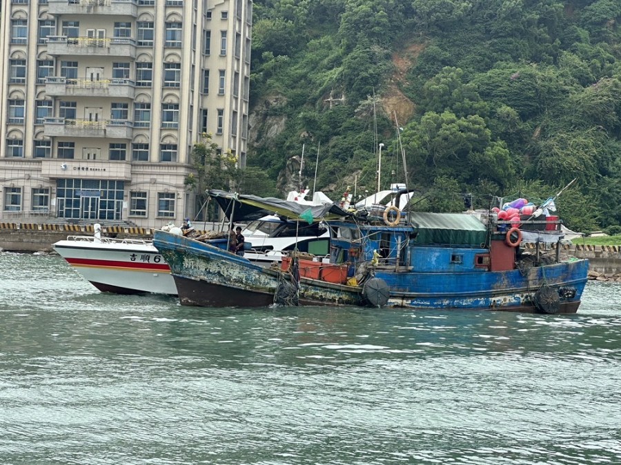 福澳港7船舶斷纜 海岸巡戒護協助拖帶回港 206 CNEWS204231002a15