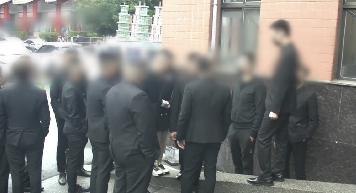 日前弘仁會組織成員參加公祭遭搜證。（記者徐煜勝翻攝）