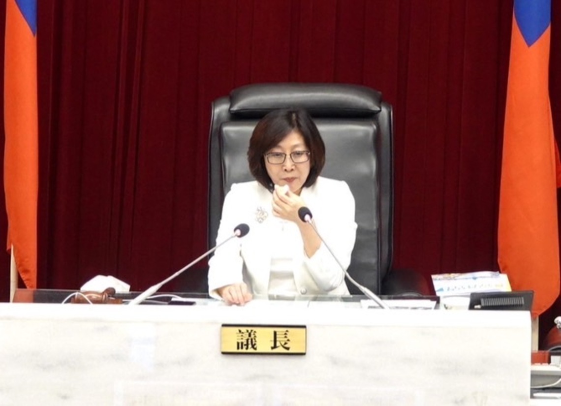 漾新聞|議長康裕成在議事廳吃蛋 強調將召開「高雄市進口雞蛋稽查專案報告」