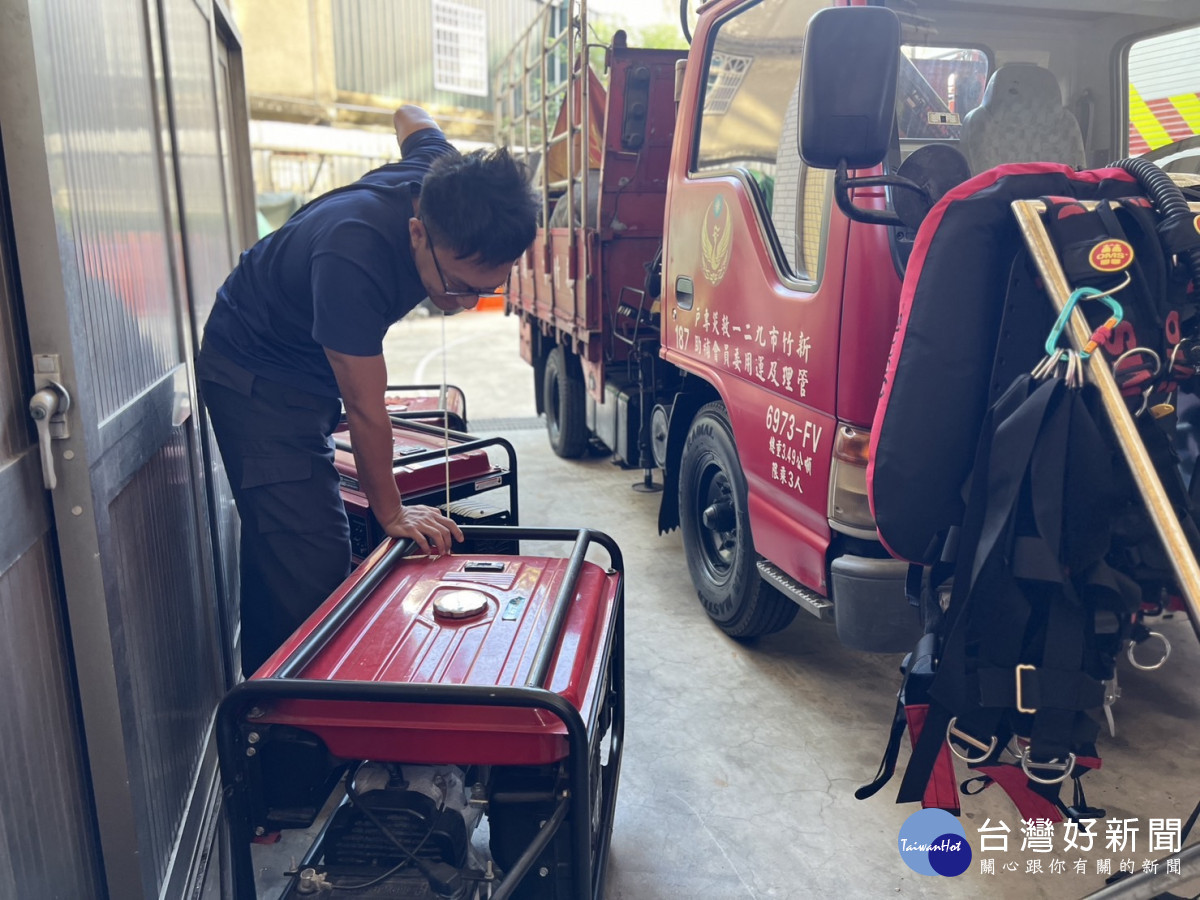 因應中颱小犬來襲,市府上緊發條,進行各項防颱整備工作(圖為消防局整備情形)。