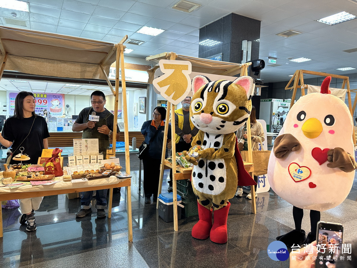 在地產業都出席記者會相挺。( 記者扶小萍攝)