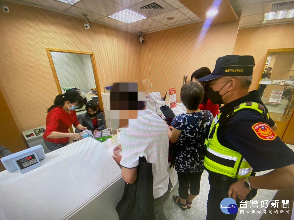 投資AI機器人小額獲利後要再加碼520萬,八德警成功攔阻。