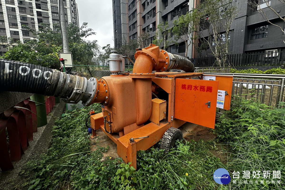 因應小犬颱風來襲,龜山區公滯4佈設抽水機。<br /><br />